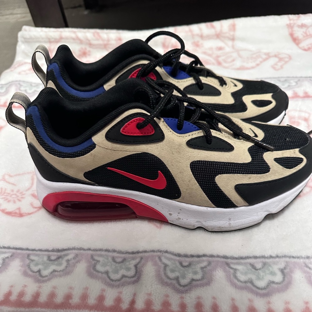Nike Air Max 200
Team Gold University Red Black size 6y or 7.5 woman’s - Picture 3 of 5